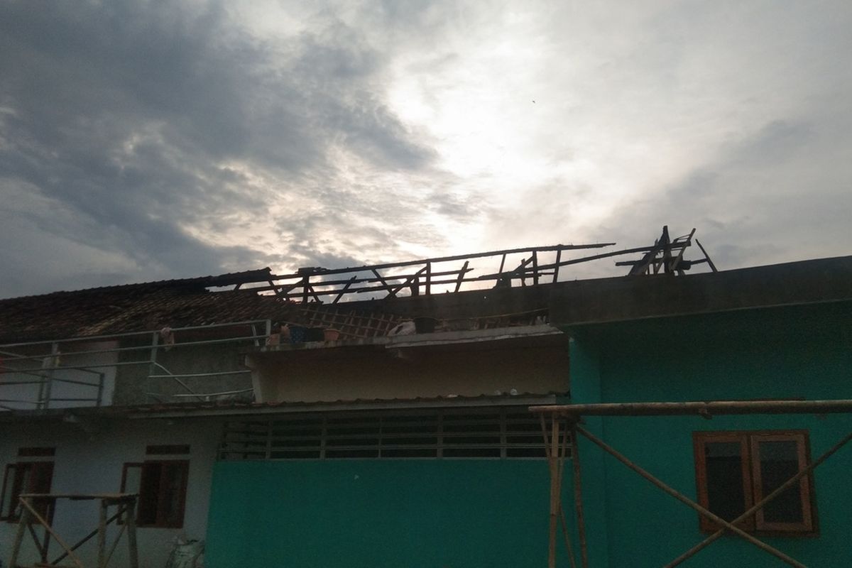 Kebakaran di Pesantren Miftakhul Khoirot, Desa Manggungjaya, Kecamatan Cilamaya Kulon, Kabupaten Karawang, Senin (21/2/2022).