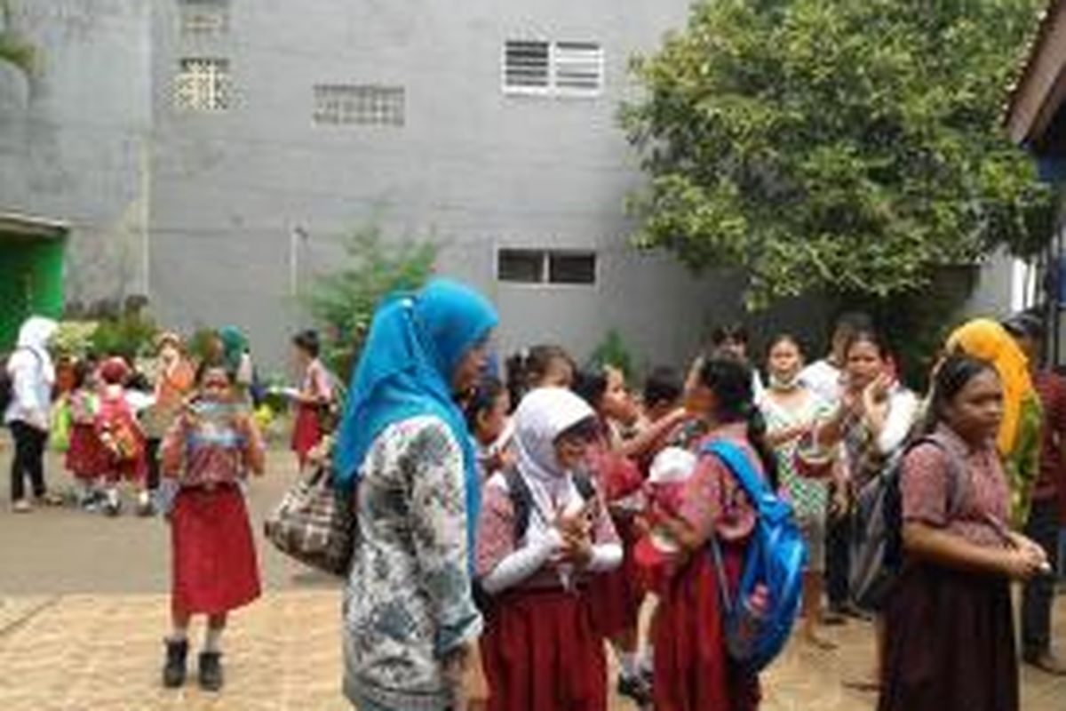 Siswa-siswi SDN Balimester menunggu orang tua mereka datang menjemput dan beberapa orang tua siswa lainnya tampak panik mencari anak-anak mereka, Kamis (20/8/2015).