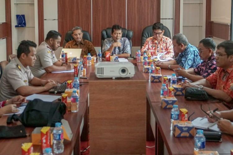 Sekretaris Barantan, Sujarwanto dan Direktur Pangan dan Pertanian Bappenas saat lakukan pembahasan program pembangunan pertanian di kantor Karantina Entikong, Kalimantan Barat, Jumat (2/11/2018)