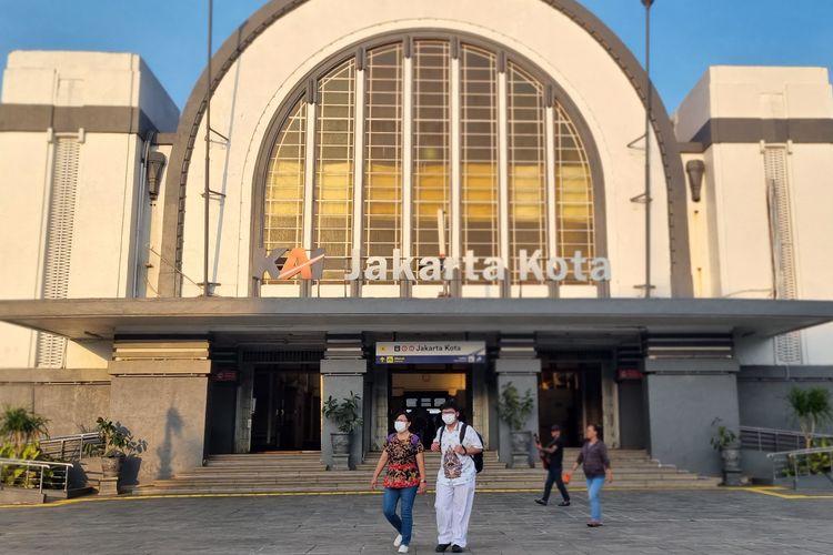 Stasiun Jakarta Kota, stasiun yang ada di kawasan Kota Tua.