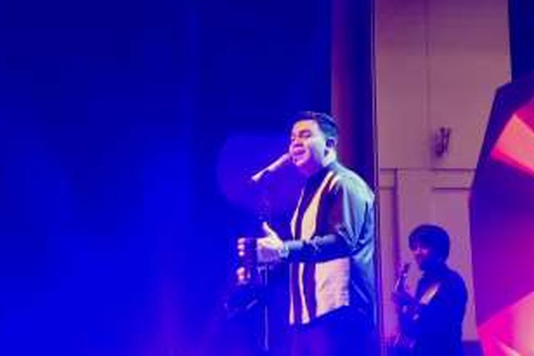 Vokalis Tulus dalam panggung Konser 1.000 Band 