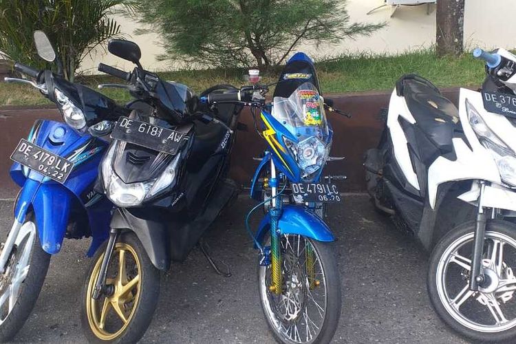 Empat sepeda motor yang digunakan untuk balap liar dikandangkan di halaman Polresta Pulau Ambon dan Pulau-Pulau Lease, Kamis (13/3/2020). Empats epeda motor ini disita saat polisi menggelar operasi penertiban aksi balap liar di Jalan Pattimura, Rabu malam