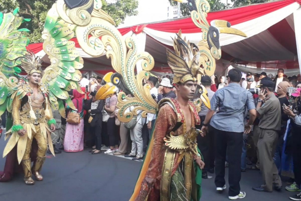 Pawai saat Jakarnaval (Jakarta Karnaval) 2018, di depan Balai Kota DKI Jakarta, jalan Medan Merdeka Selatan, Jakarta Pusat, Minggu (08/07/2018).