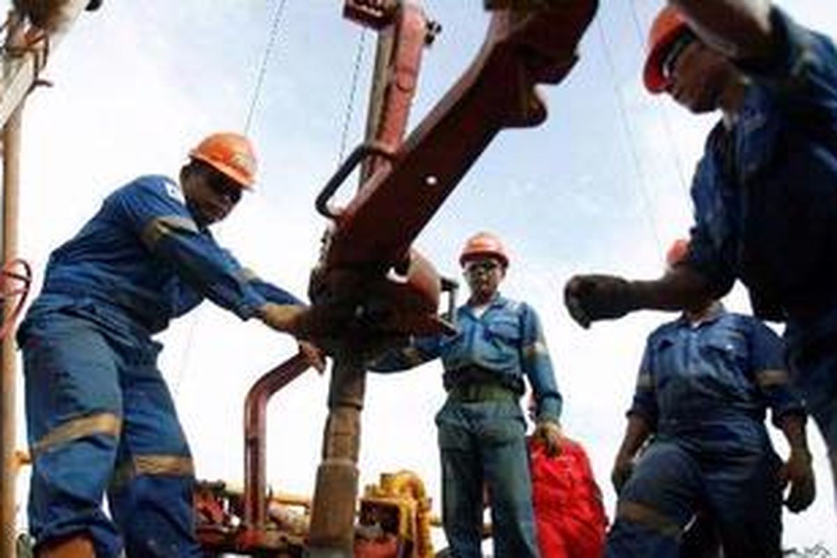 Perawatan Sumur Minyak Pekerja memasang scraper (perangkat pembersih pipa) di menara reparasi sumur H-25 Lapangan Tempino, sumur TPN-211 yang dikelola Pertamina EP di Kecamatan Mestong, Kabupaten Muaro Jambi, Rabu (12/1/2011).  