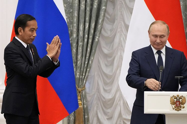 Presiden Rusia Vladimir Putin (kanan) dan Presiden Indonesia Joko Widodo (kiri) saat konferensi pers bersama di Kremlin, Moskwa. Jokowi bertemu Putin di Rusia pada Kamis (30/6/2022). Kremlin pada Kamis (9/9/2022) membeberkan alasan mengapa Putin belum pasti hadir dalam KTT G20 di Bali.