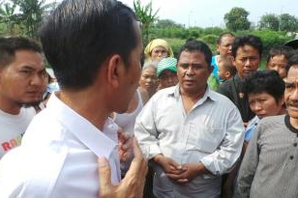 Gubernur DKI Jakarta Joko Widodo berbincang dengan beberapa warga yang bermukim disekitar Waduk Ria Rio, Pulogadung, Jakarta Timur, Kamis (3/10/213).