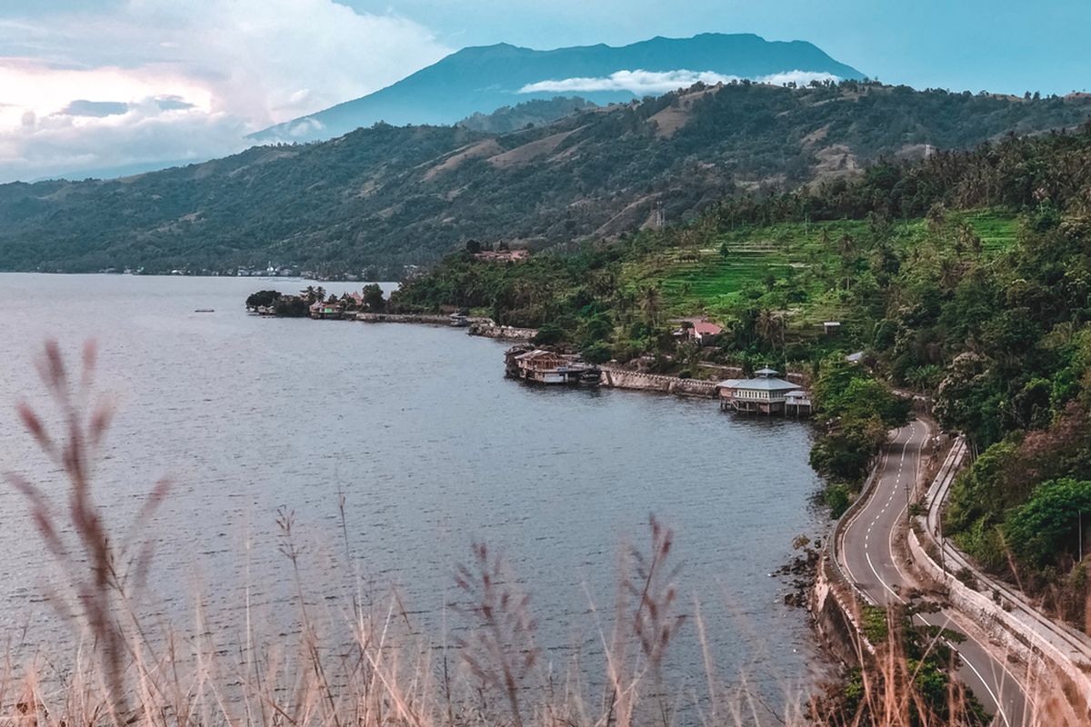 Pemandangan Danau Singkarak, Sumatera Barat.