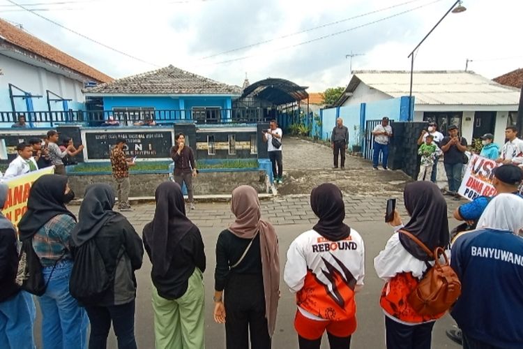 Aksi para atlet demo di depan Kantor KONI Banyuwangi 