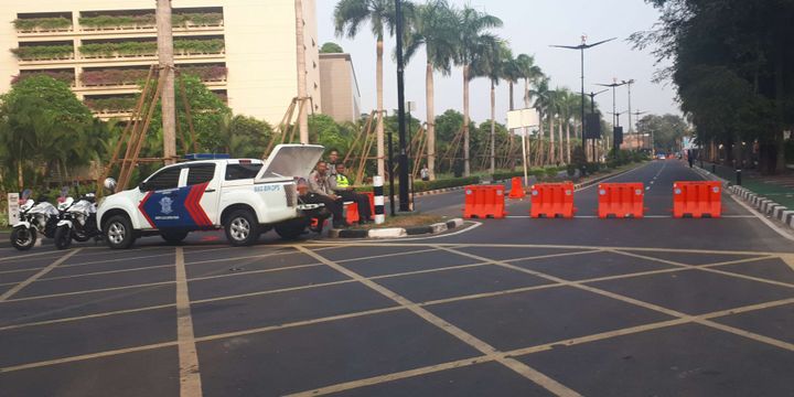 Penutupan ruas jalan disebabkan adanya penyelenggaraan pertandingan jalan cepat Asian Games 2018 di ruas Jalan Asia Afrika, Jakarta Pusat, Rabu (29/8/2018).