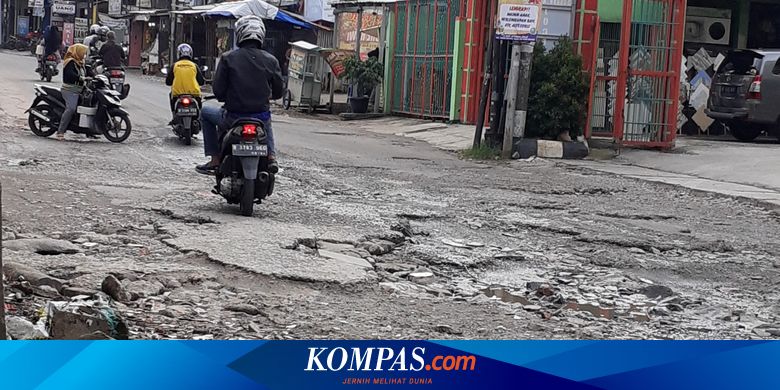 Jalan Raya Jatimulya Bekasi Rusak Parah, Pengendara Sering Terjatuh - Vimarsana News