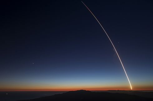 Dobrak Sejarah, SpaceX Luncurkan 64 Satelit Sekaligus