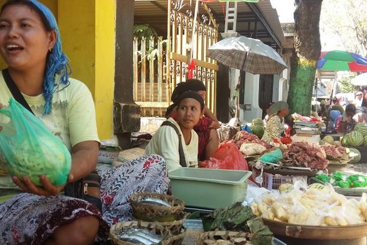 Pasar tumpah di Jl Kabupaten Pamekasan membuat arus kendaraan semrawut karena penjual menempati bibir jalan. 