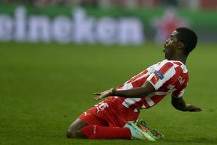 Gelandang Olympiakos Joel Campbell merayakan golnya ke gawang Manchester United, pada leg pertama 16 besar Liga Champions, di Karaiskakis, Selasa (25/2/20140.