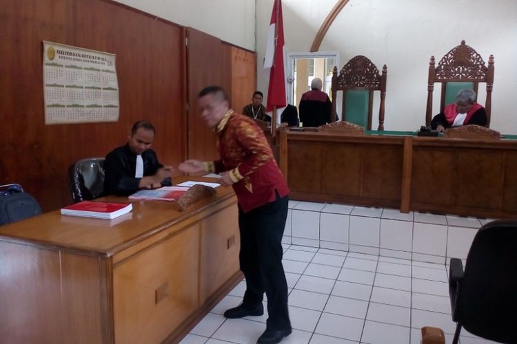 Kadispora Garut menyalami jaksa penuntut umum usai sidang pertama di PN Garut, Kamis (28/2/2019)