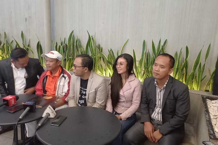 Yosef Hidayah, suami dari korban Tuti (55) yang juga ayah dari Amelia (23) didampingi kuasa hukumnya, berencana mengirimkan surat terbuka kepada Presiden Jokowi, meminta bantu agar kepolisian ungkap Pembunuhan ibu dan Amak di Subang.