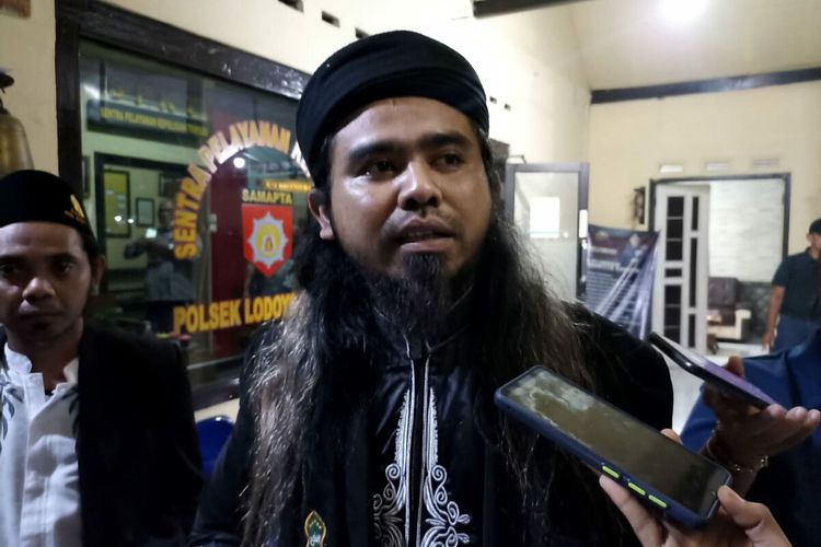 Gus Samsuddin berbicara kepada wartawan usai mediasi di Polsek Katamangan, Minggu (31/7/2022) malam.