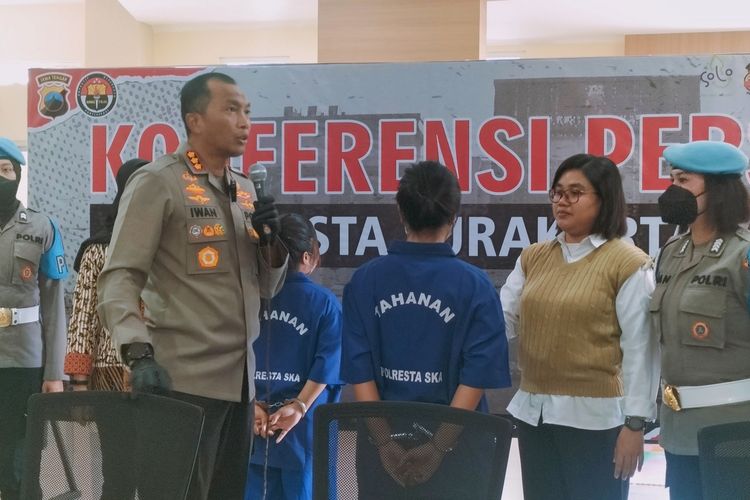 Kepala Kepolisian Resor Kota (Kapolresta) Solo, Kombes Pol Iwan Saktiadi saat menanyai pelaku endorse situs judi online di Kota Solo, Jawa Tengah, pada Senin (25/9/2023).