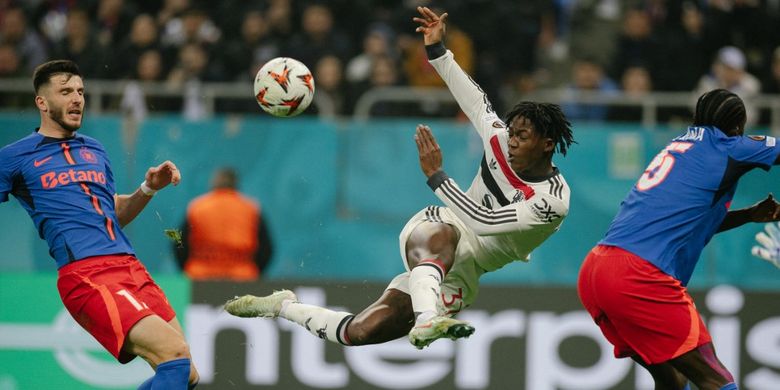 Gelandang Manchester United, Kobbie Mainoo, melakukan tembakan pada laga Liga Europa antara FC Steaua Bucharest dan Manchester United, di Bucharest, Rumania, pada 30 Januari 2025.