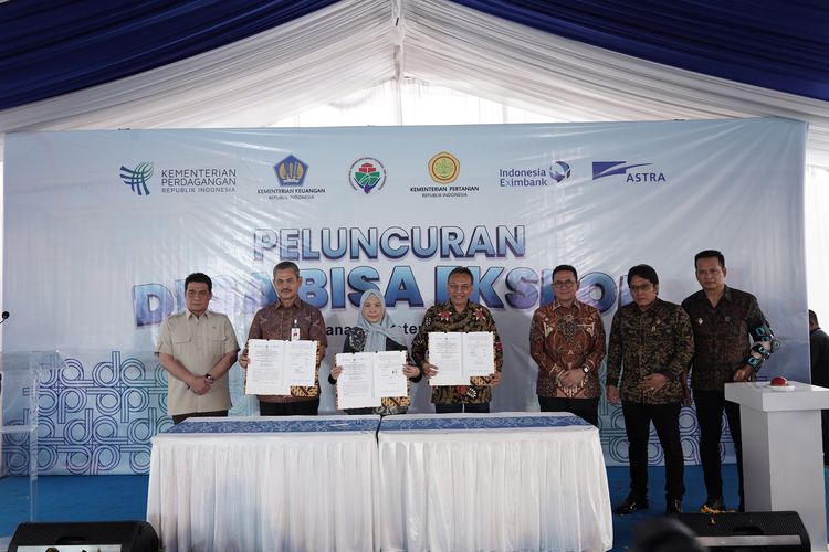 LPEI, Kemendag, dan Kemendes PDT menandatangani Perjanjian Kerja Sama terkait pemberdayaan desa dalam pengembangan ekspor nasional di Kabupaten Jembrana, Bali, Selasa (9/9/2025). 