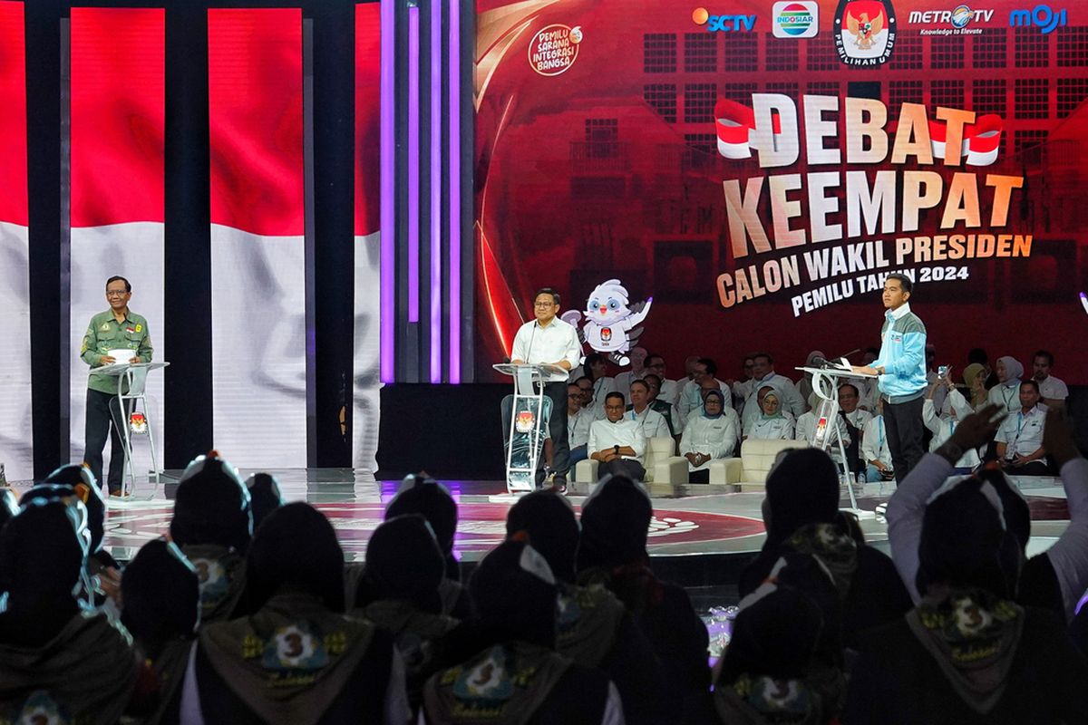 Suasana saat para calon wakil presiden tampil dalam Debat Keempat Calon Presiden dan Calon Wakil Presiden Pemilu 2024 di Jakarta Convention Center, Jakarta, Minggu (21/1/2024). Debat keempat ini mengambil tema Pembangunan Berkelanjutan, Sumber Daya Alam, Lingkungan Hidup, Energi, Pangan, Agraria, Masyarakat Adat dan Desa. Debat ini menghadirkan tiga cawapres dalam Pemilu 2024 yaitu Muhaimin Iskandar, Gibran Rakabuming Raka, dan Mahfud MD. Masing-masing cawapres mengutarakan gagasan masing-masing dalam perhelata debat keempat ini. 
