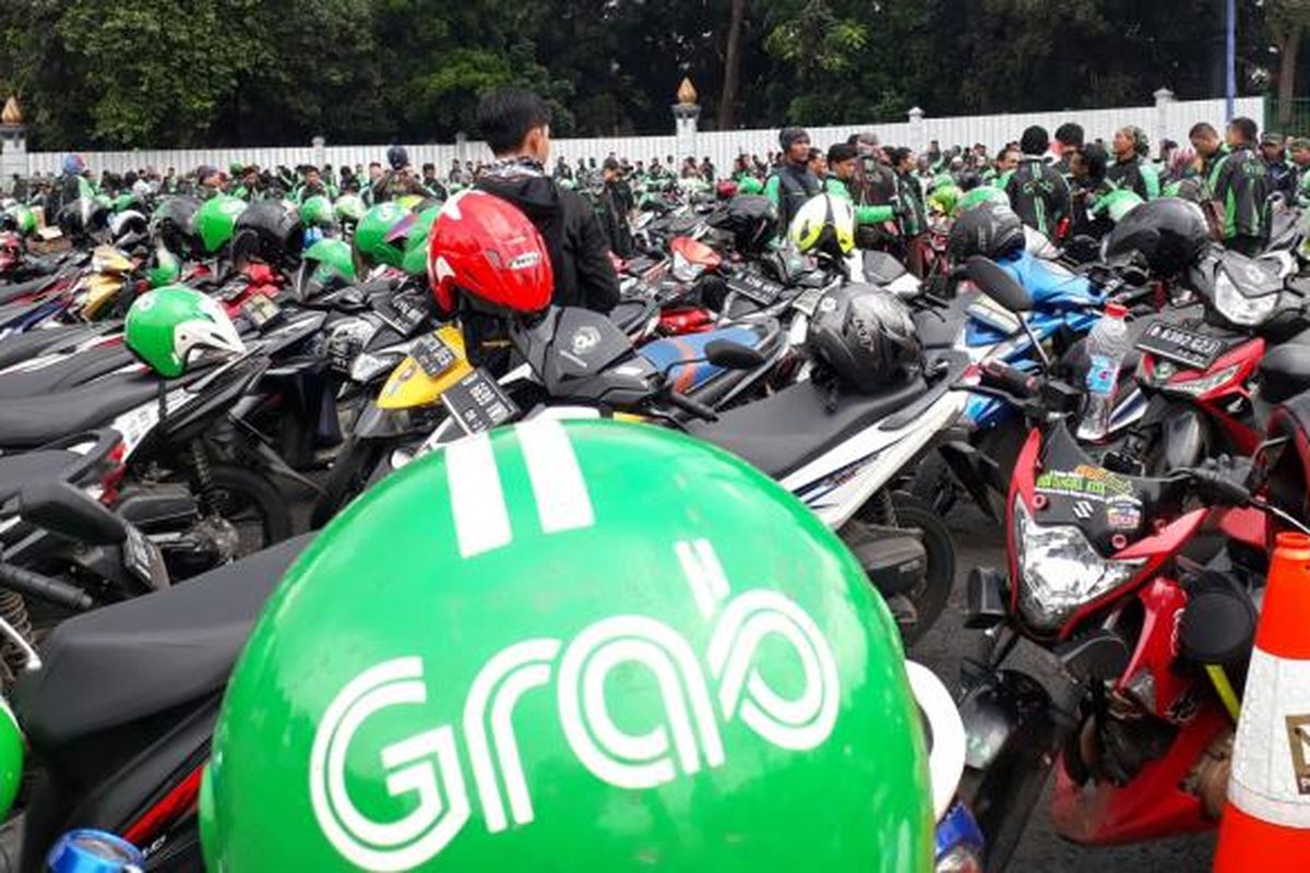 Ribuan diver GrabBike menggelar aksi unjuk rasa, Kamis (5/1/2017).