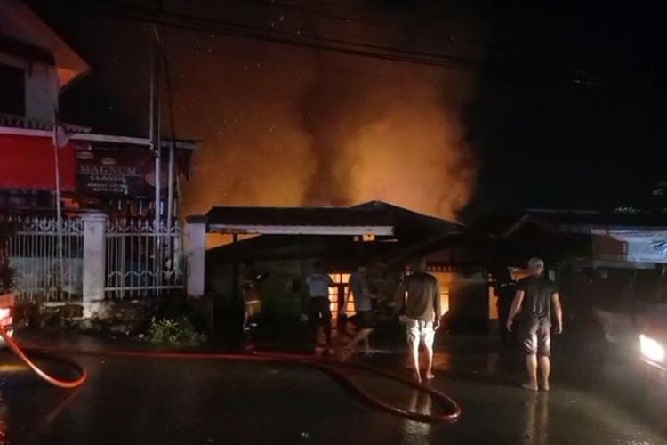 Kebakaran di Martadinata, Balikpapan, Kalimantan Timur, di depan rumdin Dirlantas Polda Kaltim