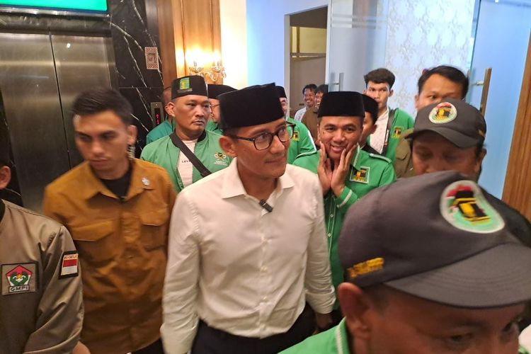 Menparekraf Sandiaga Uno usai resmi menjadi kader Partai Persatuan Pembangunan (PPP) di kantor DPP PPP, Jakarta Pusat, Rabu (14/6/2023). 