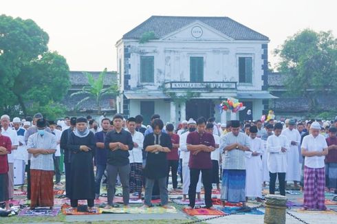Ribuan Warga Solo Laksanakan Shalat Idul Fitri di Pura Mangkunegaran