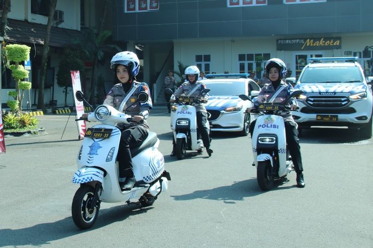 Tim patroli Srikandi Makota dari Satlantas Polresta Malang Kota yang akan berpatroli mengkampanyekan gaya hidup ramah lingkungan atau Go Green dan tertib berlalu lintas.