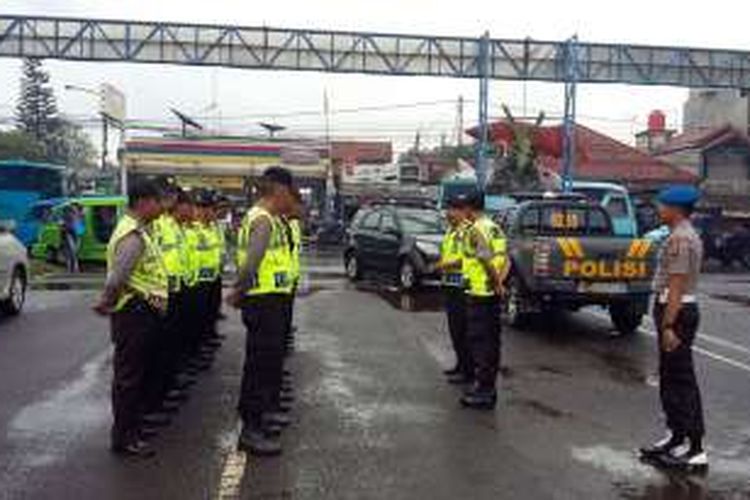 Petugas Kepolisian Resor Bogor melakukan persiapan pengamanan buruh yang akan berangkat ke Jakarta untuk berunjuk rasa, Kamis (29/9/2016). 