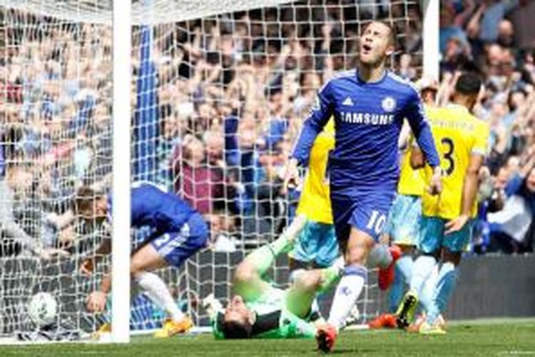 Bintang Chelsea, Eden Hazard merayakan golnya ke gawang Crystal Palace di Stamford Bridge, Minggu (3/5/2015).