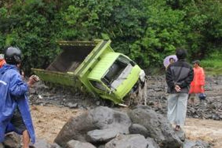 Sebuah truk penambang pasir hanyut dan terjebak banjir lahar hujan di Kali Juweh  tepatnya di Dusun Windu Sabrang, Desa Wonolelo, Kecamatan Sawangan, Kabupaten Magelang, Kamis (11/12/2014) sore.