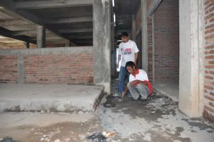 Dua orang tengah mengecek kerusakan bangunan Pasar Projo Ambarawa, Selasa (13/5/2014) siang.
