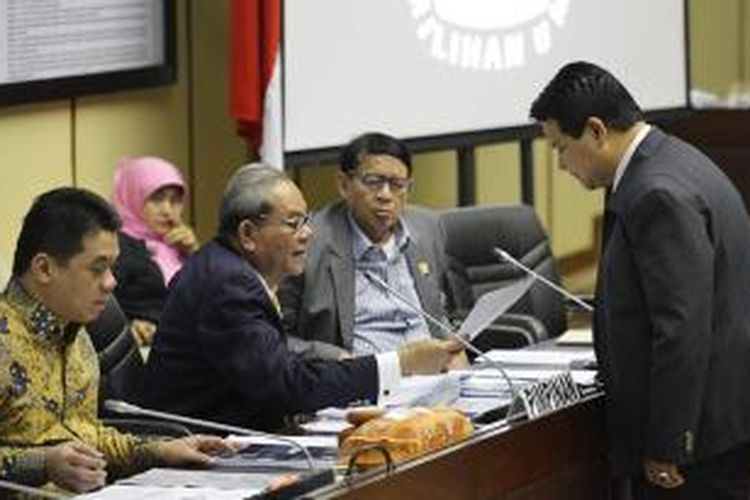Ketua KPU Husni Kamil Manik (kanan) menunjukkan undangan dari DPR kepada Ketua Komisi II DPR Rambe Kamarul Zaman saat rapat dengar pendapat di Kompleks Gedung Parlemen, Jakarta, Senin (22/6/2015). Pada awal rapat KPU mempertanyakan ketidaksesuasian agenda yang diterima KPU dengan yang diinginkan DPR untuk dibahas. DPR mempertanyakan temuan BPK atas dugaan kerugian negara sebesar Rp 334 miliar dalam hasil pemeriksaan dengan tujuan tertentu atas pelaksanaan anggaran pada pemilu tahun 2013 dan 2014. KPU merasa undangan untuk membahas Peraturan KPU tentang Pilkada.