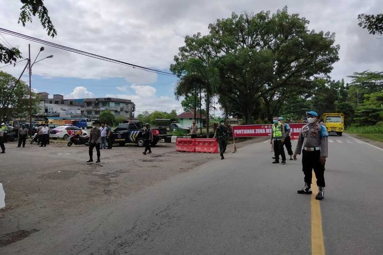 Pemberlakuan Pembatasan Kegiatan Masyarakat (PPKM) Darurat di Kota Pontianak, Kalimantan Barat (Kalbar), mulai diterapkan Senin (12/7/2021). Kepala Dinas Perhubungan (Kadishub) Kota Pontianak Utin Srilena Candramidi mengatakan, setidaknya ada 10 titik jalan yang disekat selama penerapan PPKM Darurat, yakni di Jalan Batu Layang, perempatan Jalan Tanjung Hulu, perempatan Jalan Tanjung Raya, perempatan Jalan Parit Mayor, pertigaan Jalan Adisucipto, perempatan Jalan Sungai Raya Dalam, perempatan Jalan Diponegoro, perempatan Jalan Sultan Abdurrahman, pertigaan Jalan Karet dan perempatan Jalan Gajahmada.