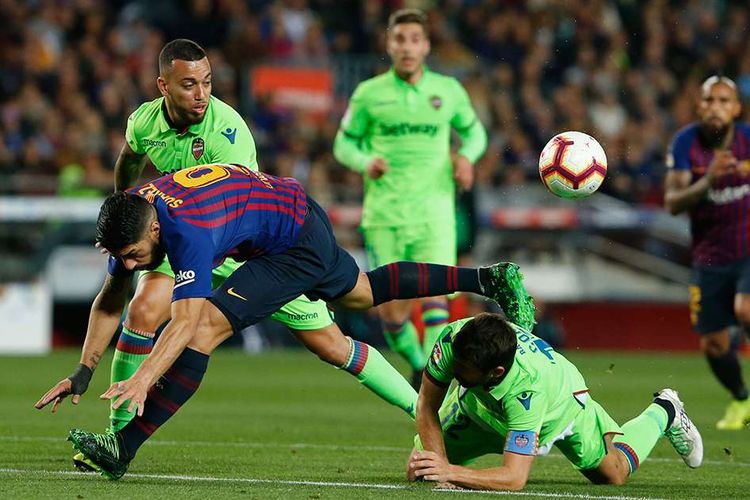 Pemain Barcelona Luis Suarez (kiri) beradu dengan pemain Levante Coke (kanan) dalam lanjutan La Liga di Stadion Camp Nou, Sabtu (27/4/2019) atau Minggu dini hari Wib. Gol tunggal Lionel Messi pada laga tersebut memastikan Barcelona unggul 1-0 atas Levante dan berhak keluar sebagai juara Liga Spanyol 2018/2019.