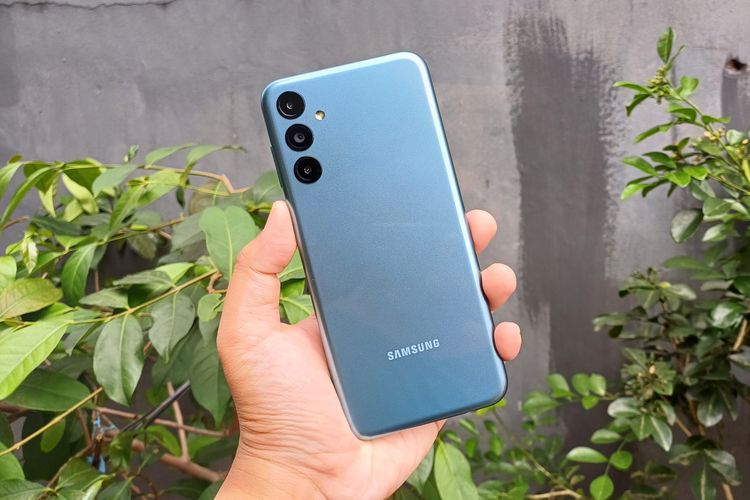 Beralih ke bagian belakang, cangkang Galaxy M14 5G bisa dibilang cukup mewah. Sebab, punggung ponsel tersebut kini mengadopsi desain kamera tanpa modul, mirip seperti tampilan kamera belakang Galaxy S23 Series. 

Punggung Galaxy M14 5G juga kini mengusung sentuhan warna mengilap yang sederhana. Karena mengilap, bekas sidik jari akan mudah menempel di bagian punggung perangkat.  


