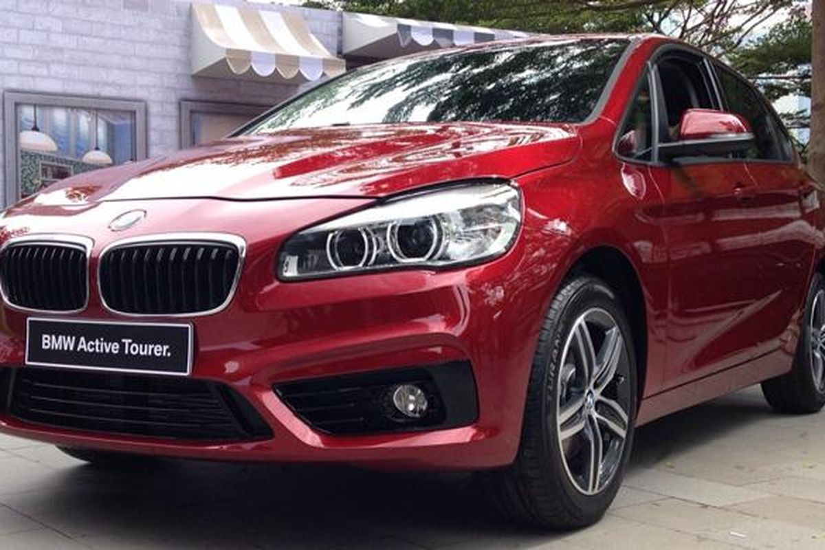 BMW 218i Active Tourer meluncur di Jakarta, (26/3/2015).