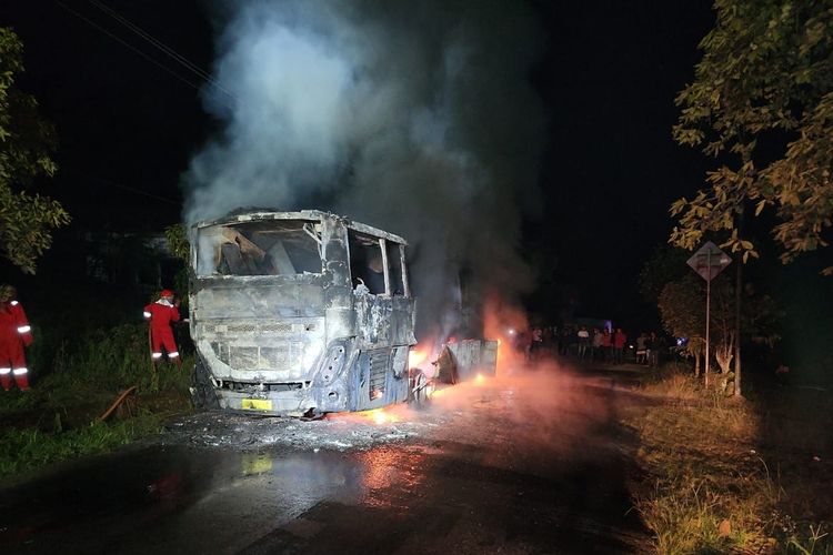 Kondisi bus ALS tujuan Medan-Jakarta yang terbakar di Kabupaten Muara Enim, Sumatera Selatan lantaran diduga mengalami korsleting listrik, Rabu (10/5/2023).