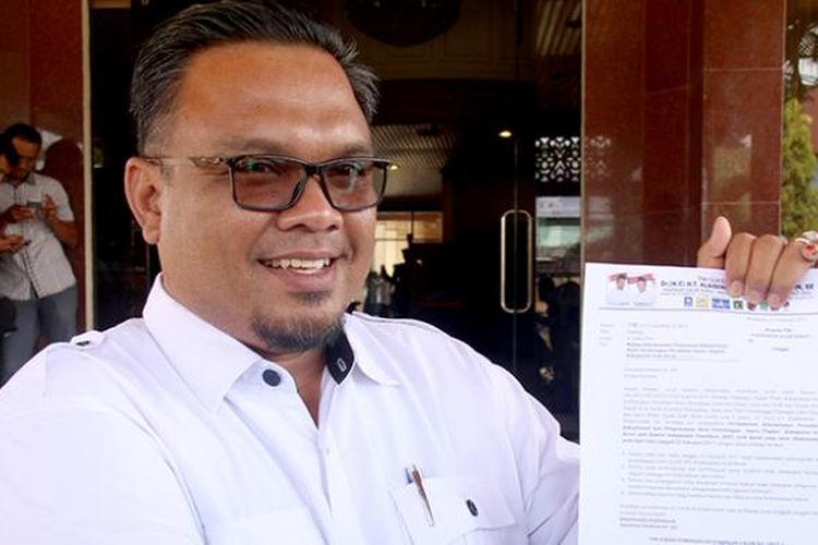 Rahmad Fauzi, Sekretaris Tim Sukses Teuku Alaidinsyah dan Kamaruddin, memperlihatkan surat yang dilayangkan ke Panwaslih Aceh Barat untuk menunda pelaksanaan pleno rekapitulasi suara tingkat Kecamatan, Rabu (22/2/2017).