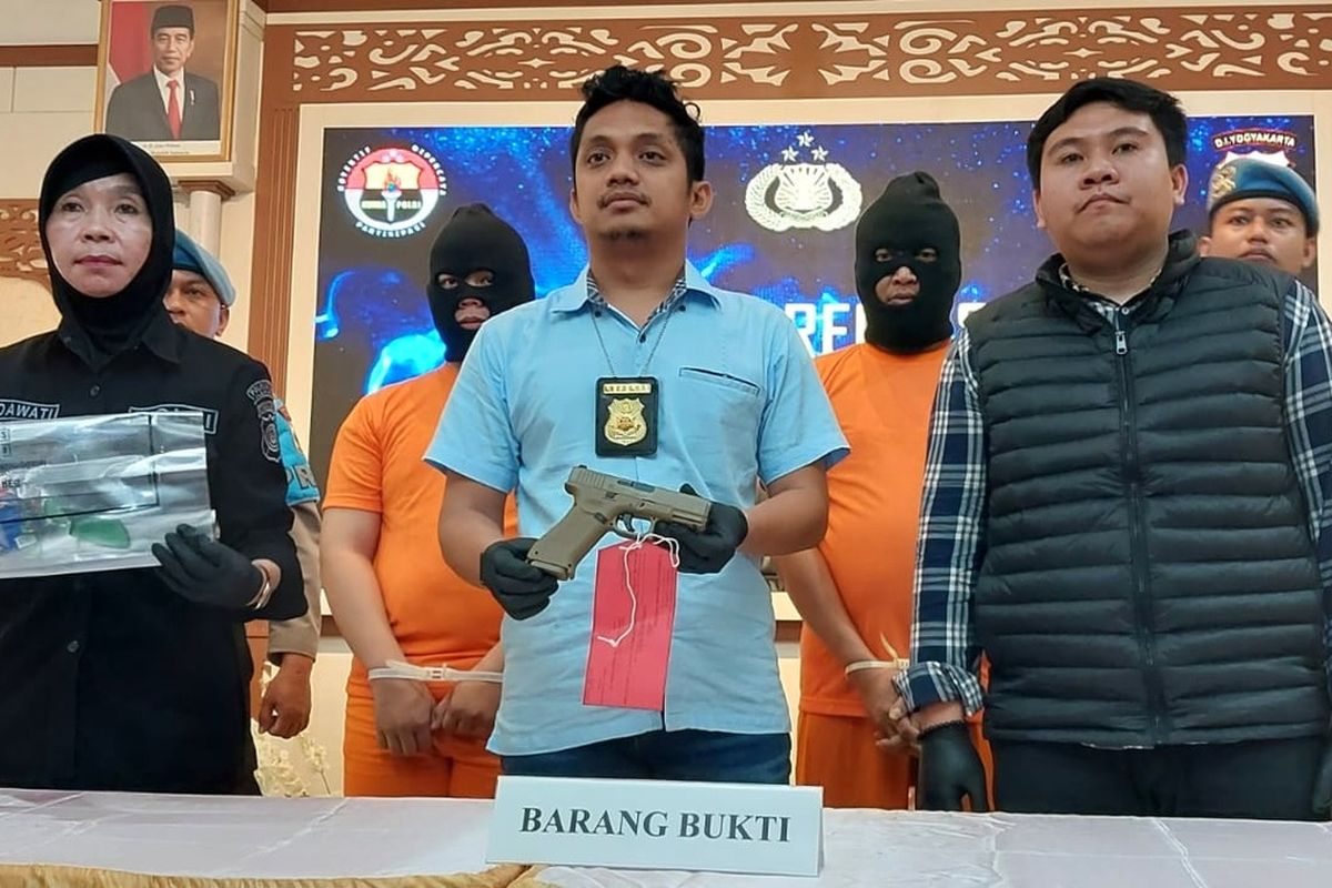 Kasat Reskrim Polresta Sleman AKP Riski Adrian saat menunjukan barang bukti berupa senjata airsoft gun yang digunakan pelaku menembak kos korban di daerah Maguwoharjo, Kapanewon Depok, Kabupaten Sleman.