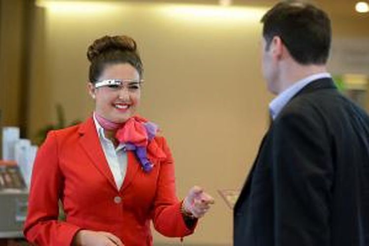 Concierge Virgin Atlantic sedang menggunakan Google Glass