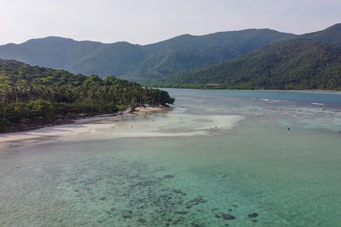 Indahnya Pantai Bobby di Karimunjawa dengan Ombak yang Tenang