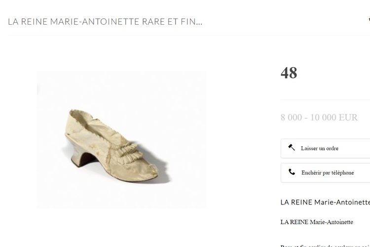 Tangkapan layar dari situs web lelang Osenat, menampilkan satu sepatu sutra Marie-Antoinette dilelang mulai Rp 113 juta pada Minggu (15/11/2020).