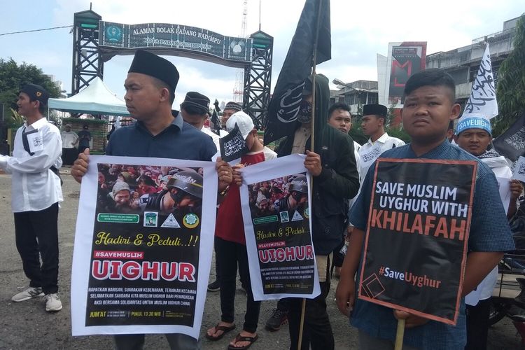 Ratusan massa yang tergabung dalam Aliansi Umat Islam Tabagsel menggelar aksi Bela Uighur di Kota Padang Sidempuan, Jumat (27/12/2019). Massa meminta kepada pemerintah untuk memutus hubungan diplomatik dan mengusir Dubes RRC dari Indonesia atas kejadian kemanusiaan di Uighur.