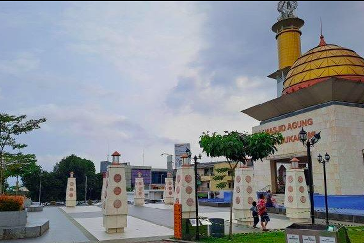 Masjid Agung Kota Sukabumi yang berada di dekat Alun-alun Sukabumi