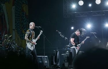 Grup band heavy metal Trivium tampil di panggung Hammersonic Festival 2023 di Pantai Carnaval Ancol, Jakarta Utara,  Minggu (19/3/2023). Vokalis Trivium, Matthew Kiichi Heafy mengenakan batik dan jersey Timnas Indonesia saat tampil di Hammersonic 2023.