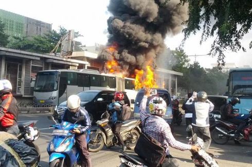 Jalan Macet Hambat Damkar ke Kebakaran Transjakarta di Salemba