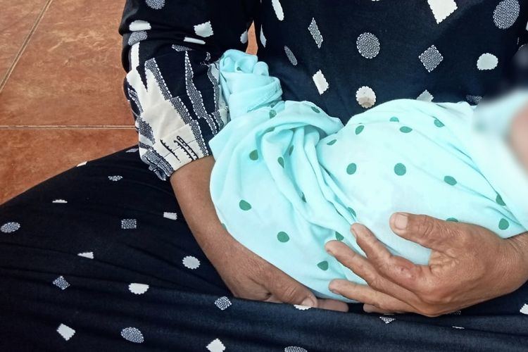 Diduga Baru Lahir, Bayi Dibuang di Bawah Pohon Mangga di Bangkalan