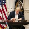 Trump Ternyata Tandatangani Kertas Kosong Saat Foto Kerja di Rumah Sakit